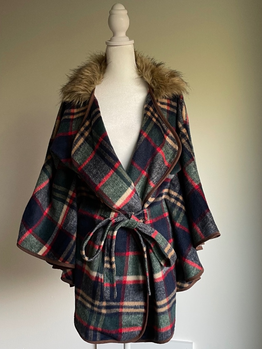 ETWO Luxury Tartan Plaid Cape Poncho Coat with Faux Fur Collar O/S - Picture 12 of 12